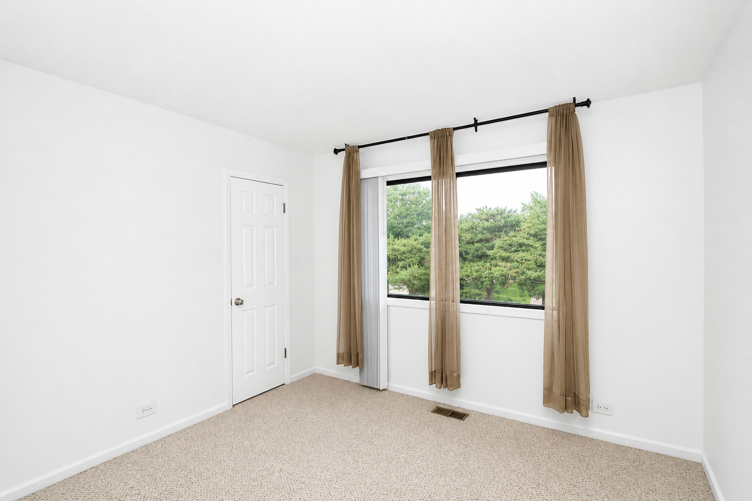 707 Sunfish Point, Unit 707 Schaumburg, IL 60194 - Photo 17 of 20 a view of an empty room with a window