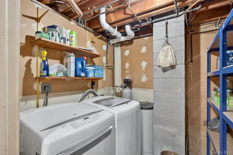 a view of a house with backyard and trees