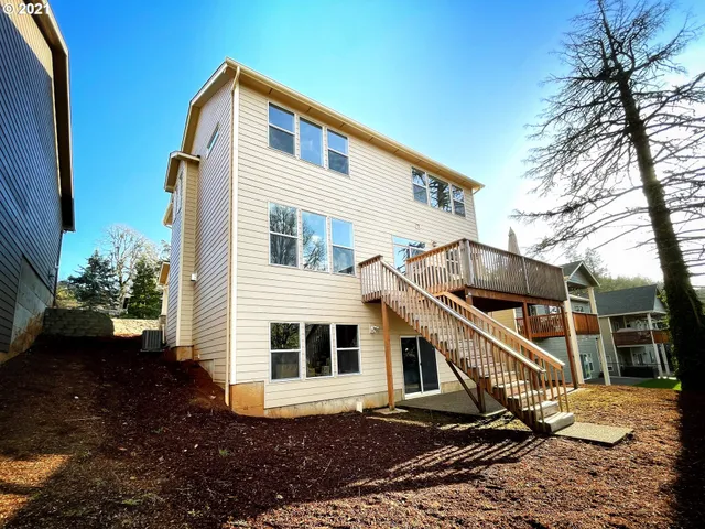 a view of a house with backyard