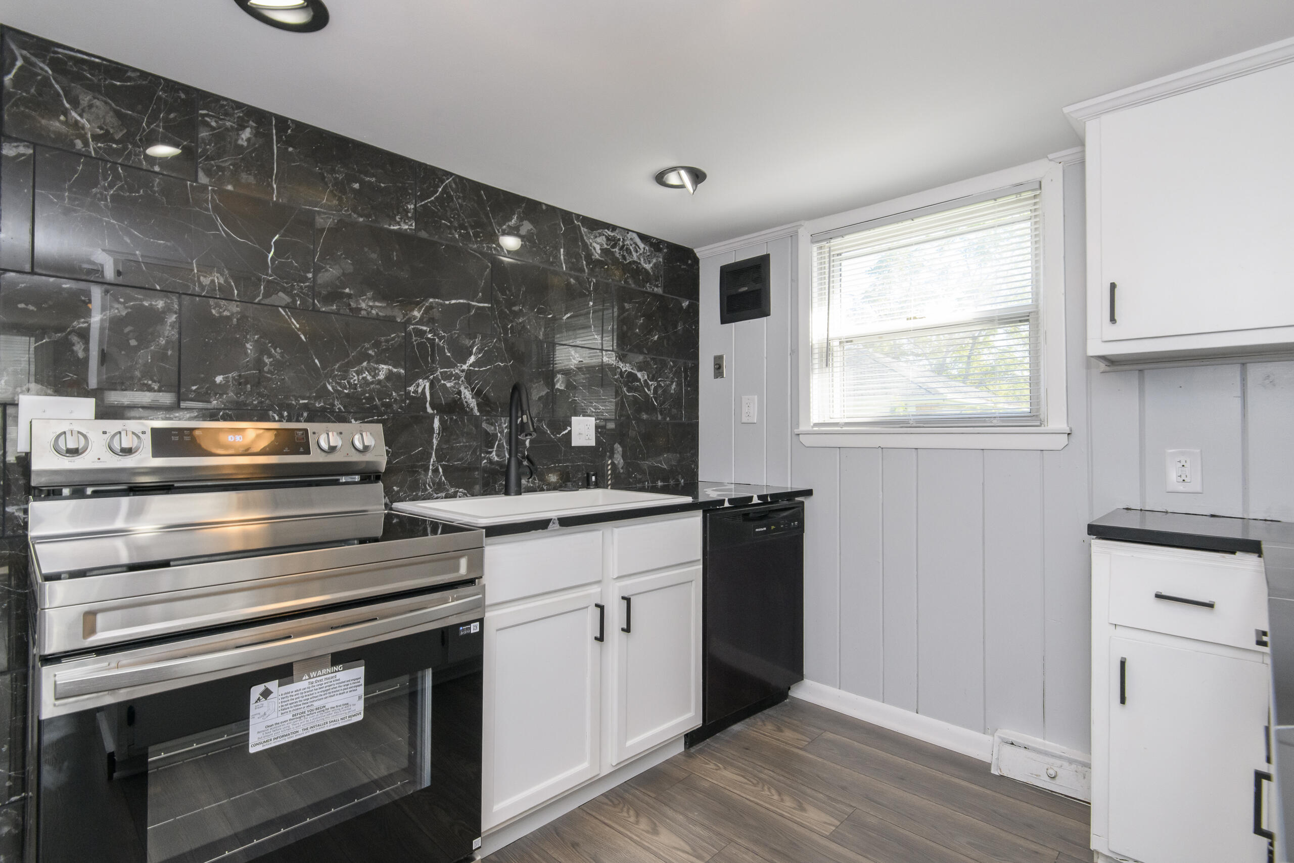 5228 North 64th Street Milwaukee, WI 53218 - Photo 11 of 36 Kitchen