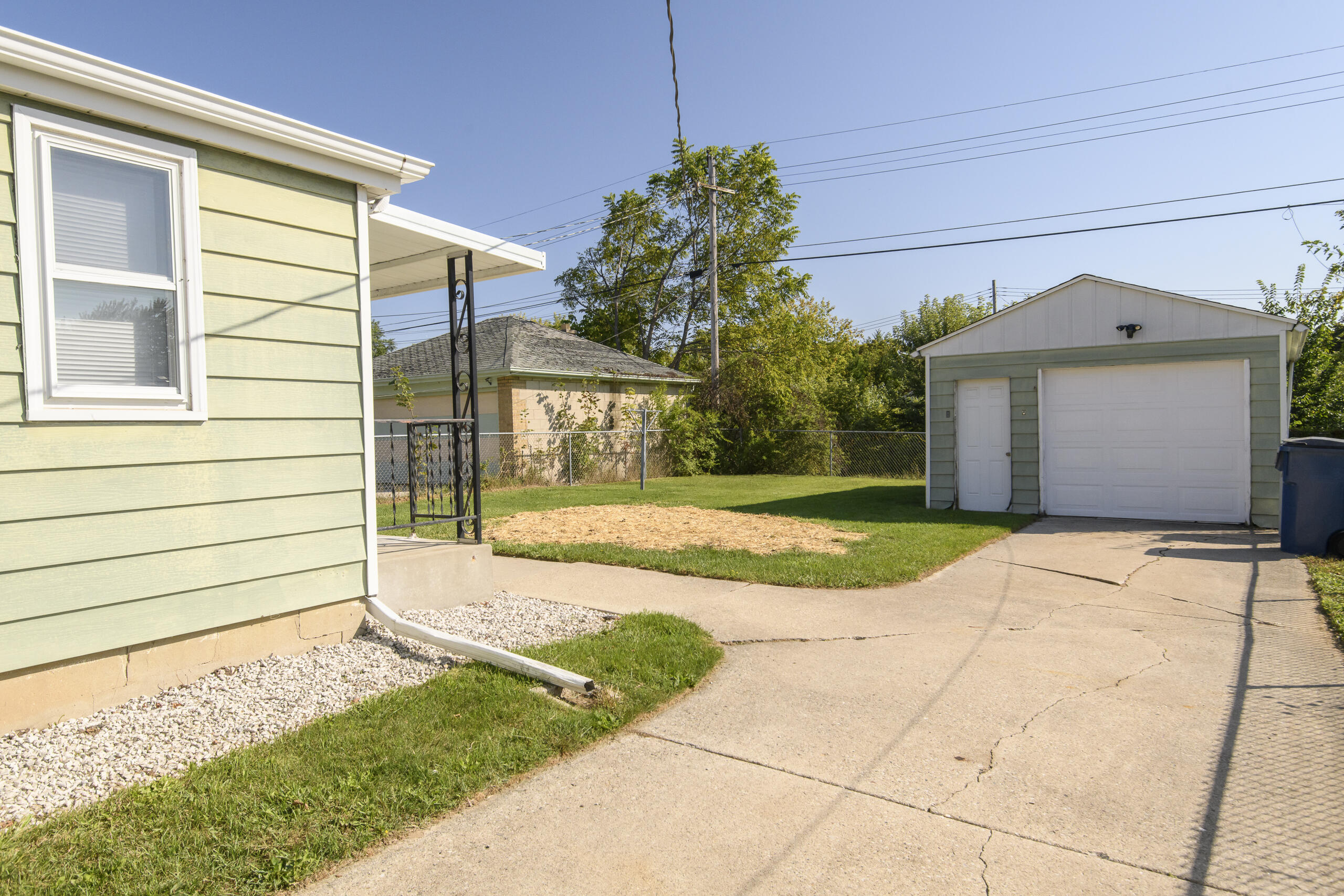 5228 North 64th Street Milwaukee, WI 53218 - Photo 32 of 36 Side Driveway/Garage View