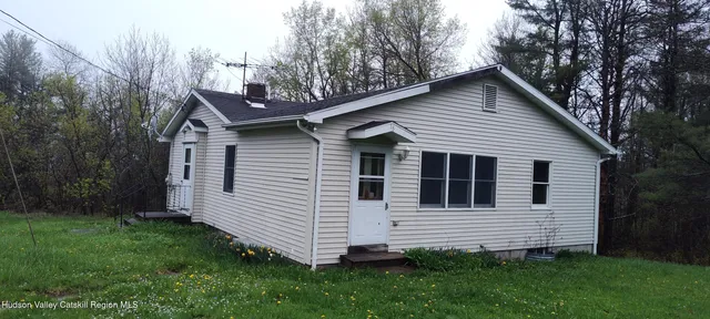 a view of a house with a yard