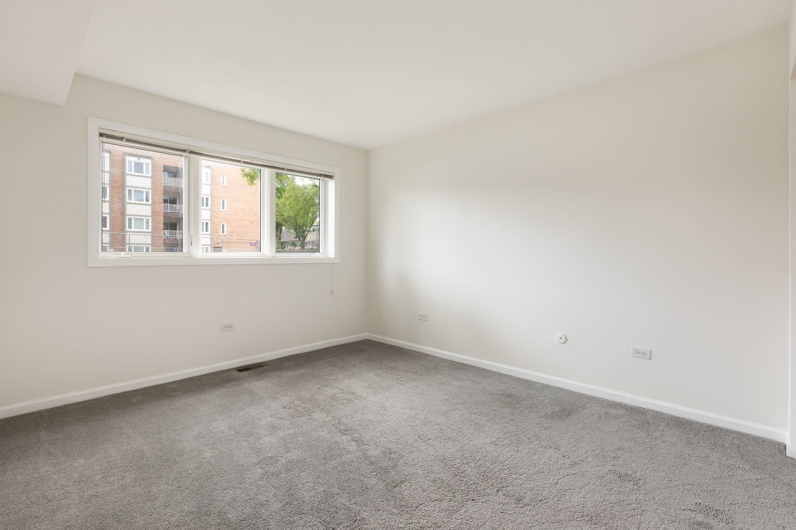 435 Ridge Road, Unit 108 Wilmette, IL 60091 - Photo 13 of 18 an empty room with a window