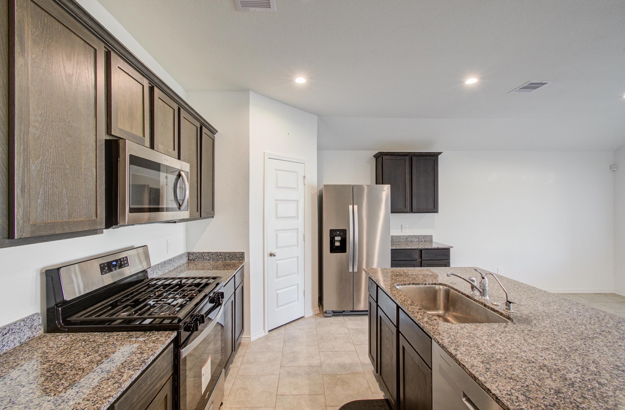 7527 Cynomys Court Rosharon, TX 77583 - Photo 13 of 29 Kitchen