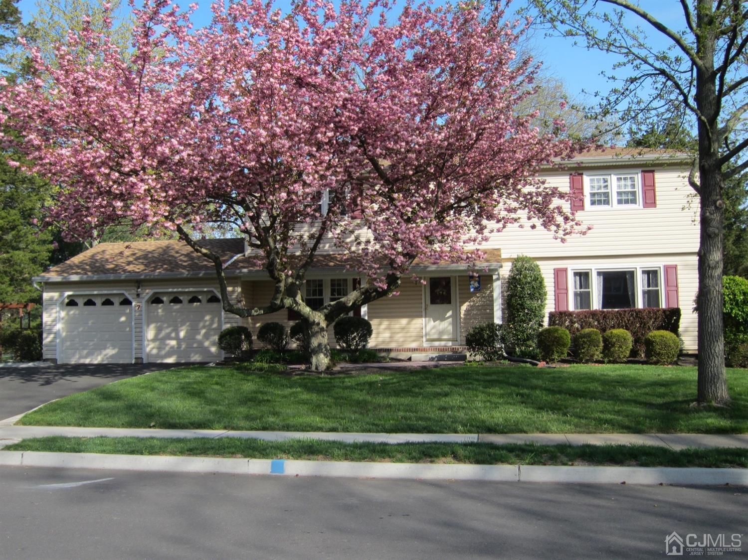 7 Markus Drive Kendall Park, NJ 08824 - Photo 3 of 47 a front view of a house with a yard