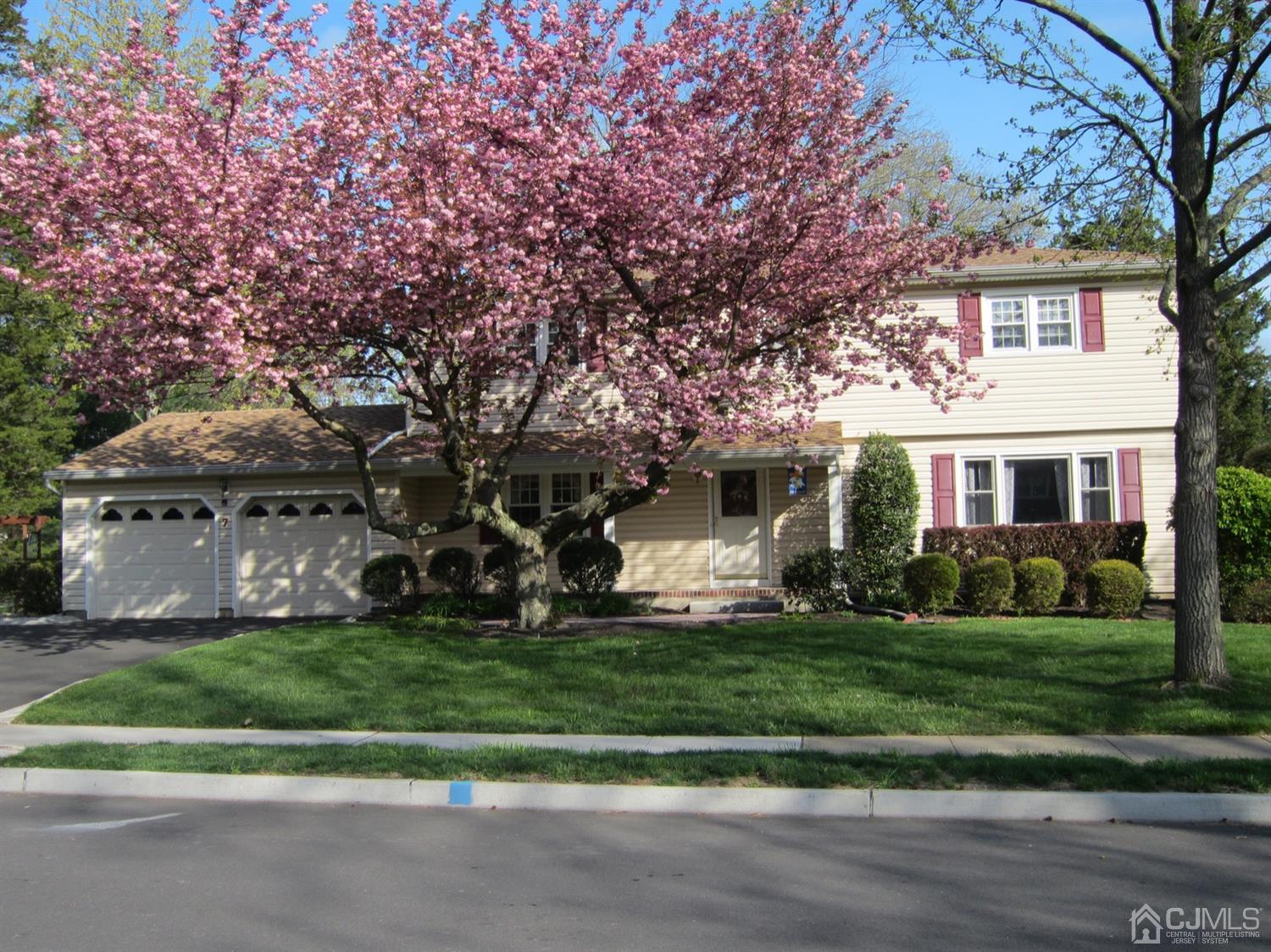 7 Markus Drive Kendall Park, NJ 08824 - Photo 4 of 47 a front view of a house with a yard