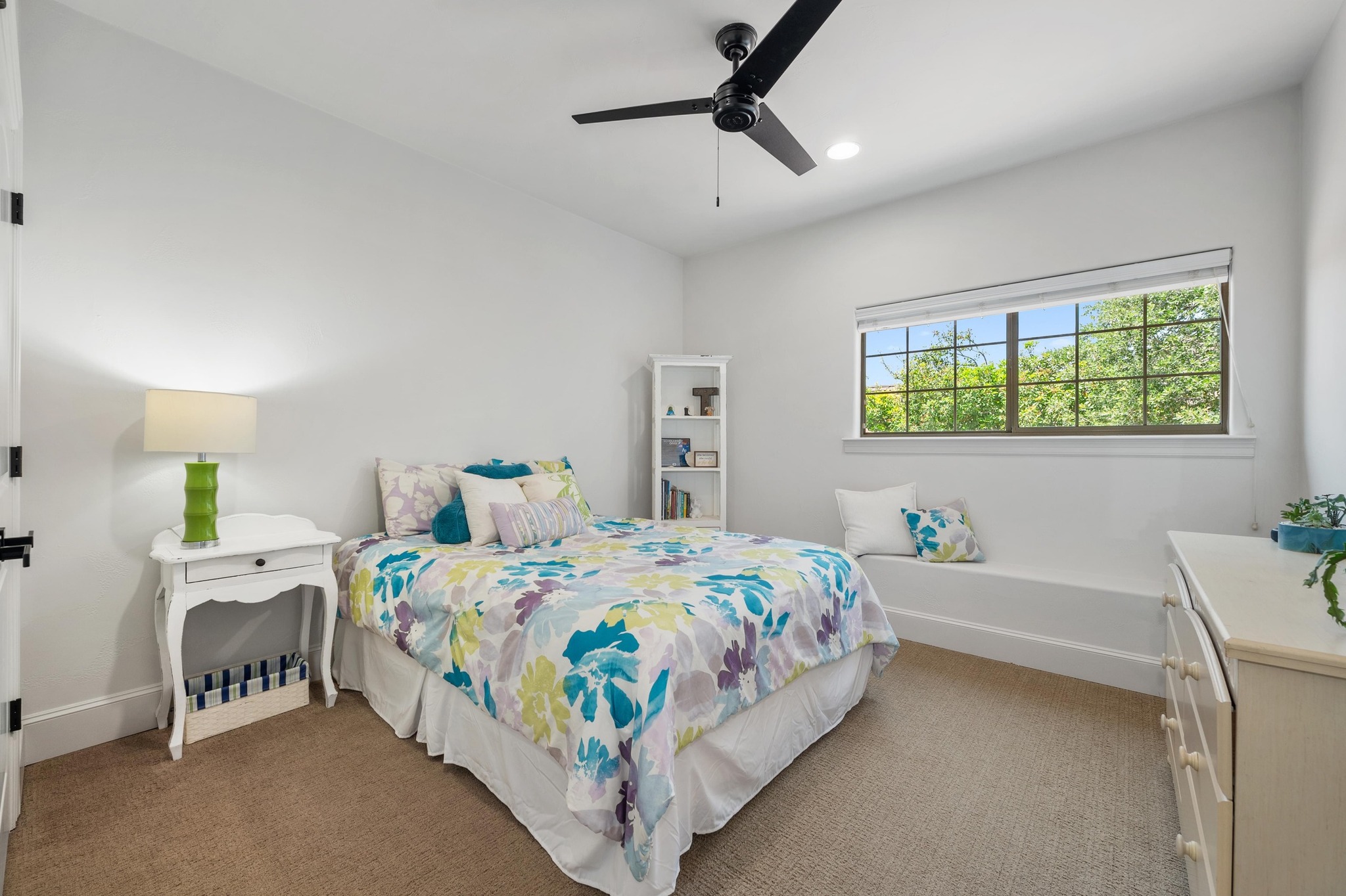 7 Sunview Road The Hills, TX 78738 - Photo 28 of 40 a bedroom with a bed and a table