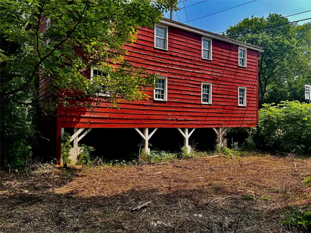 a view of houses with sky view