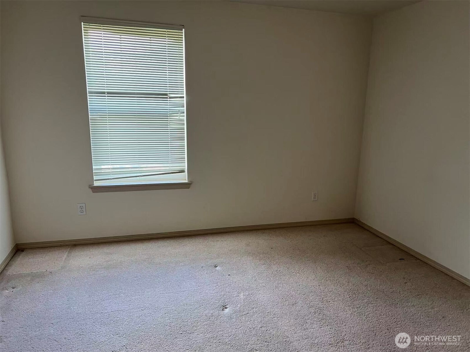 1160 Monroe Avenue Northeast, Unit D2 Renton, WA 98056 - Photo 12 of 16 an empty room with a window