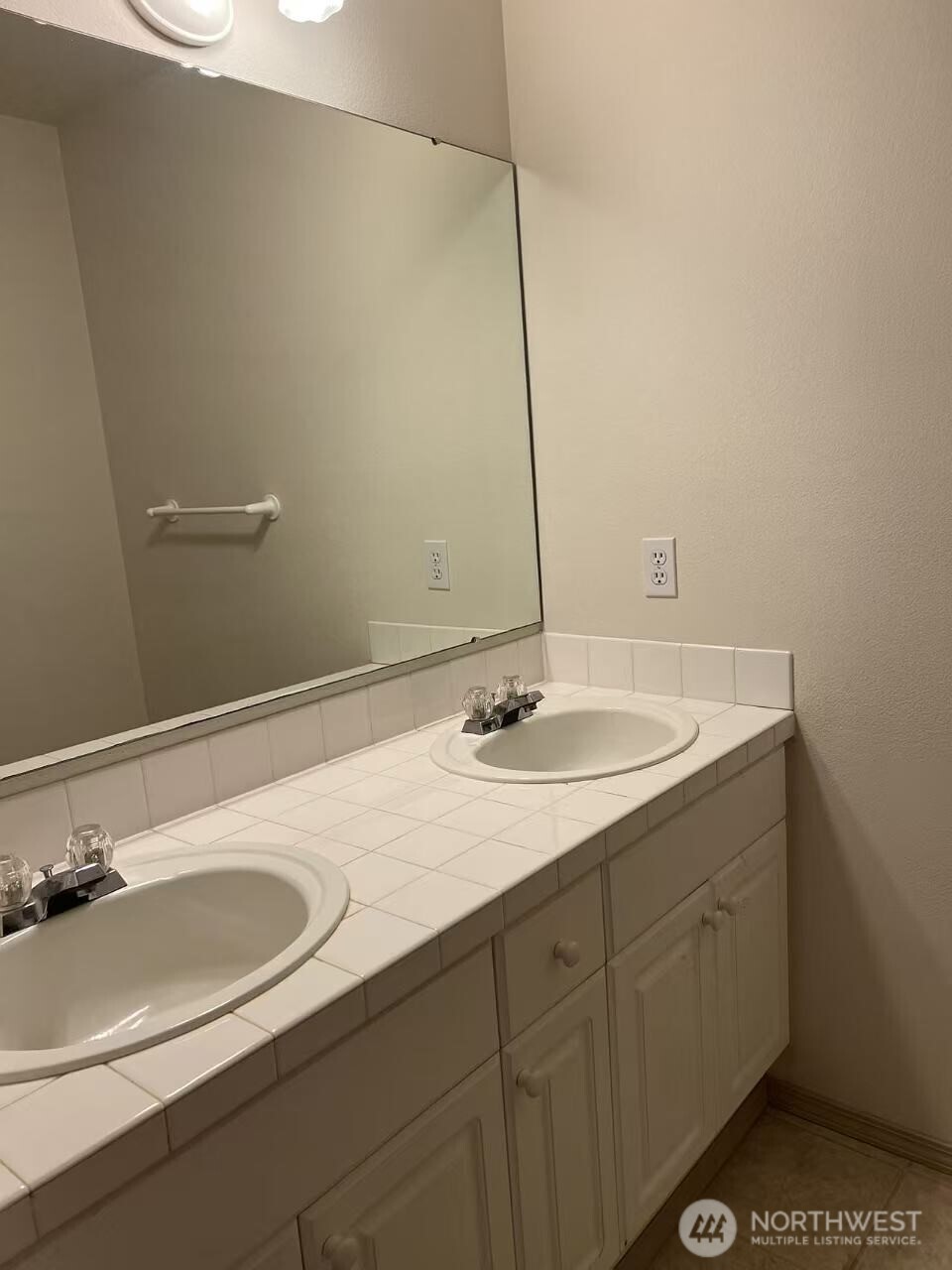 1160 Monroe Avenue Northeast, Unit D2 Renton, WA 98056 - Photo 10 of 16 a bathroom with a sink and a mirror