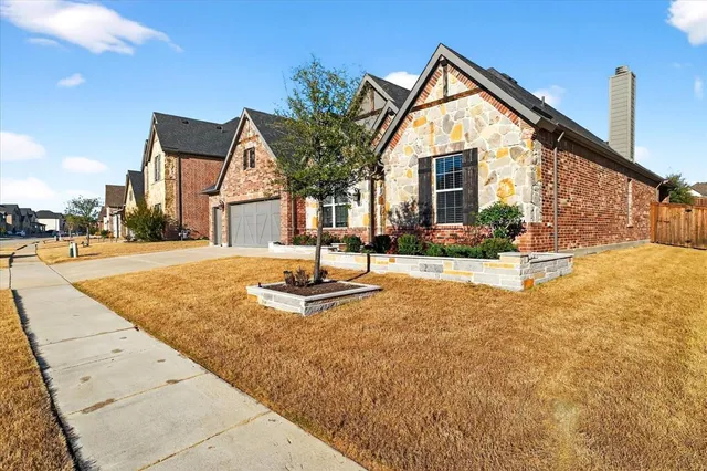 a front view of house with yard