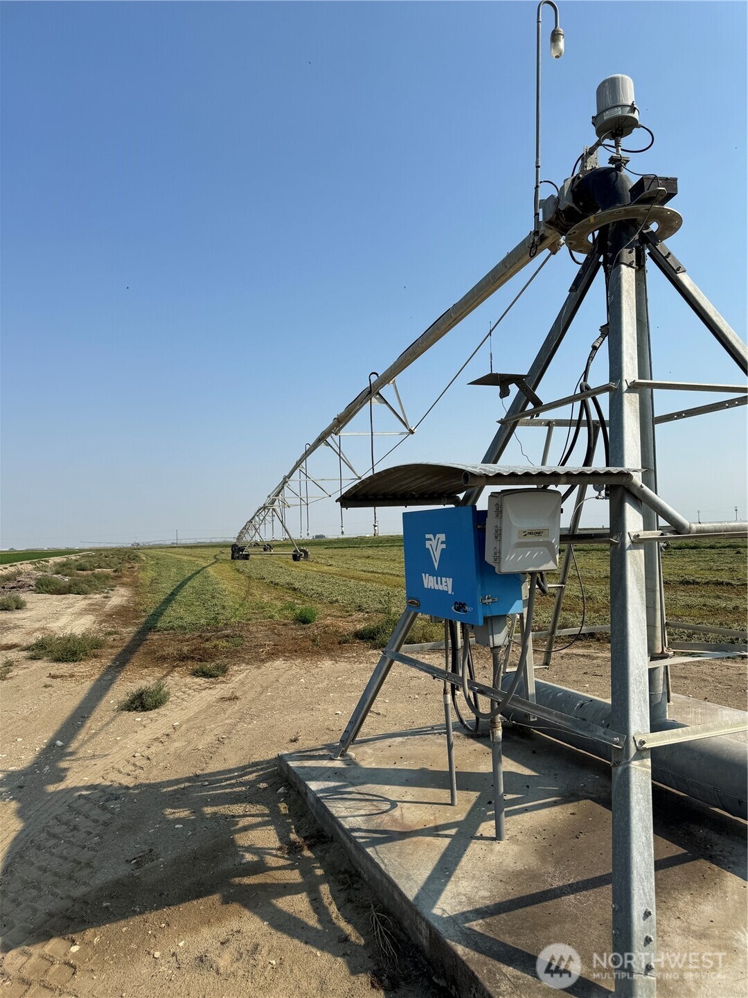 9002 Omer Road Mesa, WA 99343 - Photo 20 of 40 a view of a hall way with furniture