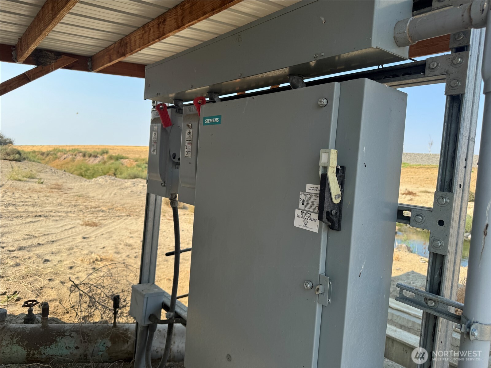 9002 Omer Road Mesa, WA 99343 - Photo 29 of 40 a bathroom with a shower and a window