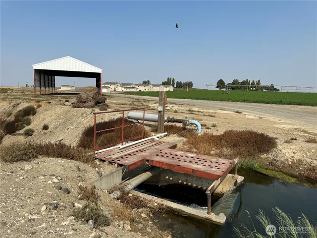 a bathroom with a toilet