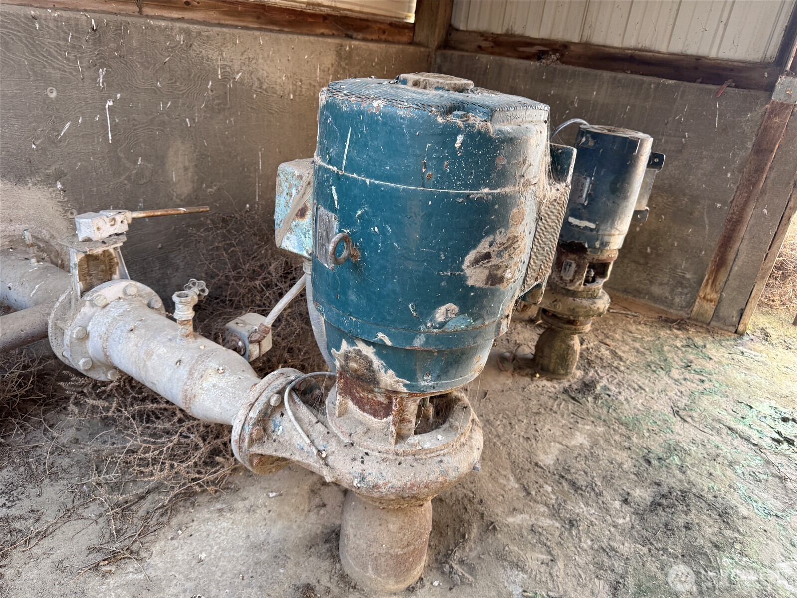 9002 Omer Road Mesa, WA 99343 - Photo 9 of 40 a view of a fireplace with table and chairs