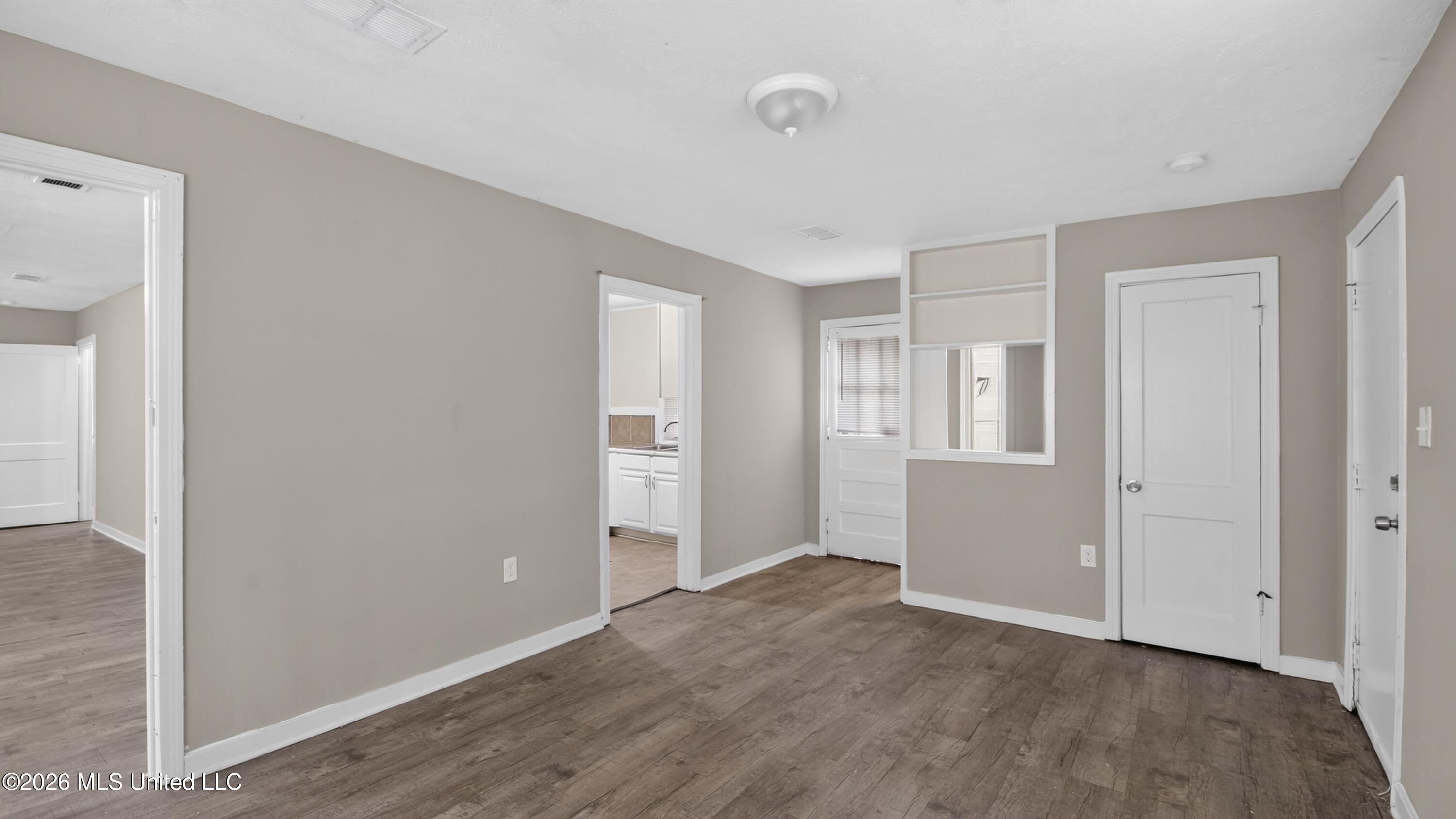 609 Launcelot Road Jackson, MS 39206 - Photo 5 of 30 08_609_Launcelot_Rd-Living_room-0400