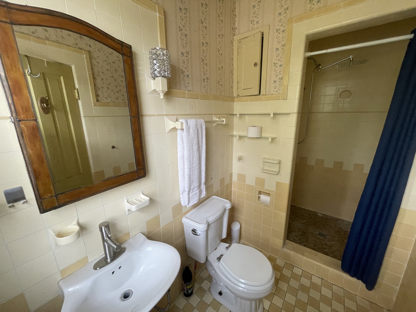 801 7th Street LaSalle, IL 61301 - Photo 33 of 50 a bathroom with a toilet sink shower and mirror