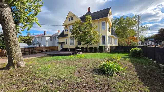 a view of a house with a yard