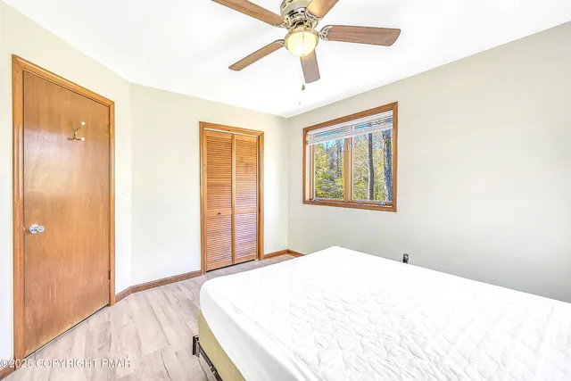 a sign that is sitting on a brick wall