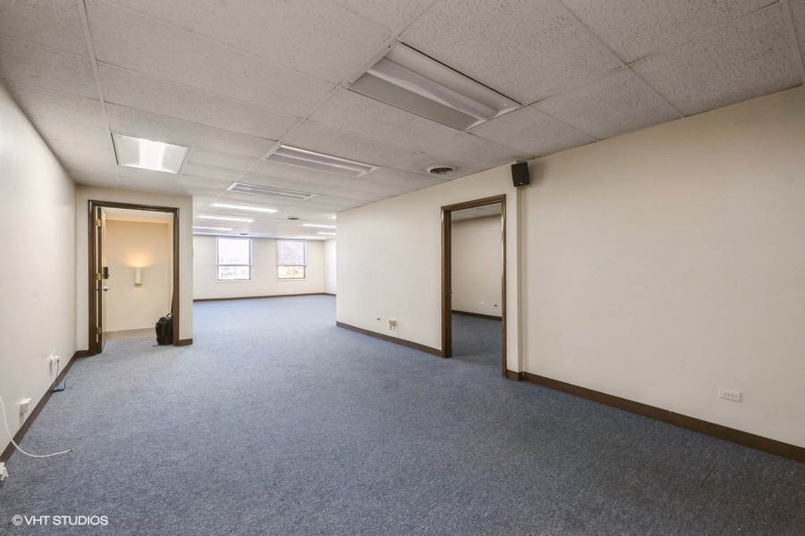 35 South Prospect Avenue Park Ridge, IL 60068 - Photo 11 of 11 an empty room with windows and closet