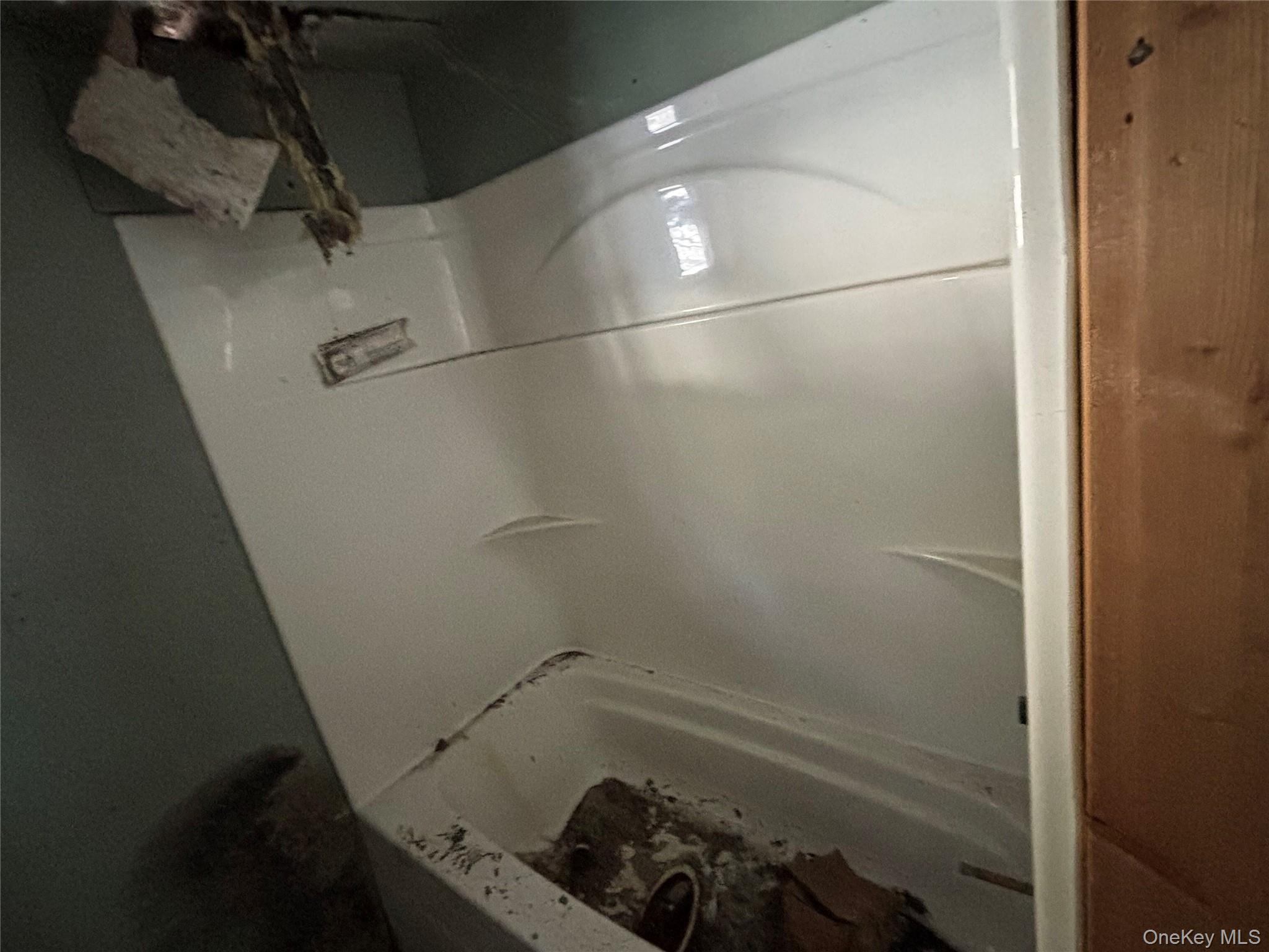 95 Skinner Road Wurtsboro, NY 12790 - Photo 46 of 49 a bathroom with a tub