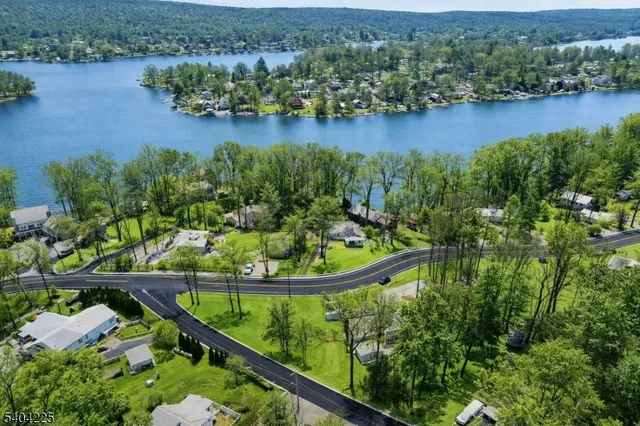 $549,900 | 512 North Lake Shore Drive, Hewitt, NJ 07421