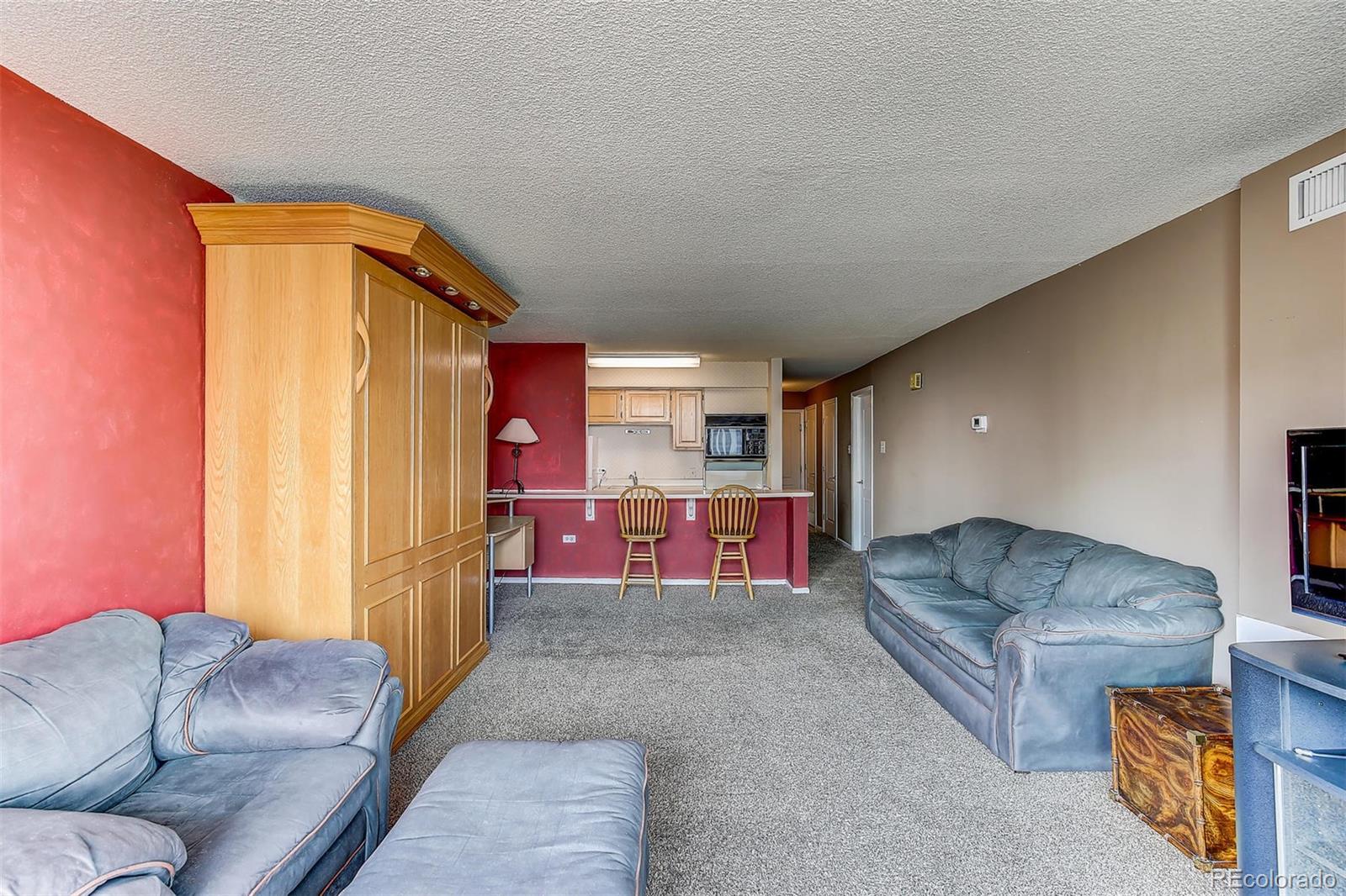 1020 15th Street, Unit 21I Denver, CO 80202 - Photo 7 of 27 a living room with furniture and a couch