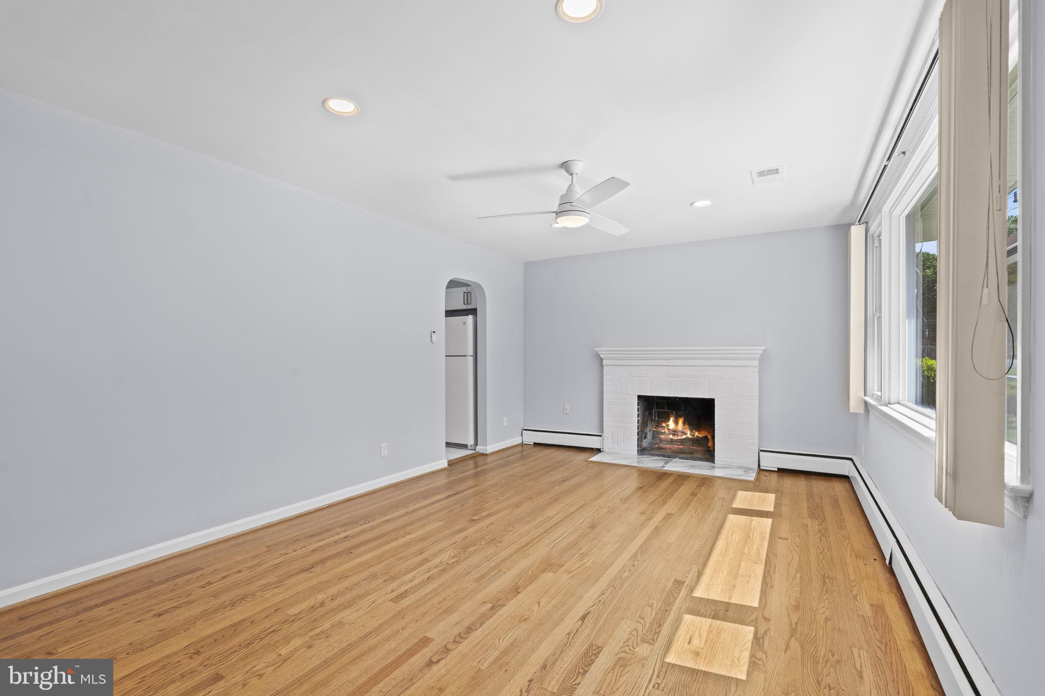 7109 Livingston Road Oxon Hill, MD 20745 - Photo 5 of 31 Living Room