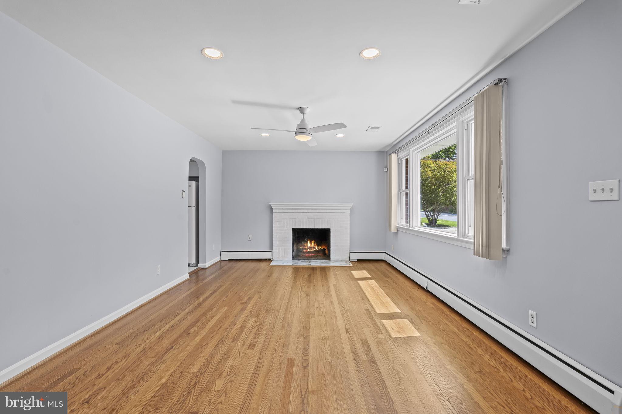 7109 Livingston Road Oxon Hill, MD 20745 - Photo 6 of 31 Living Room