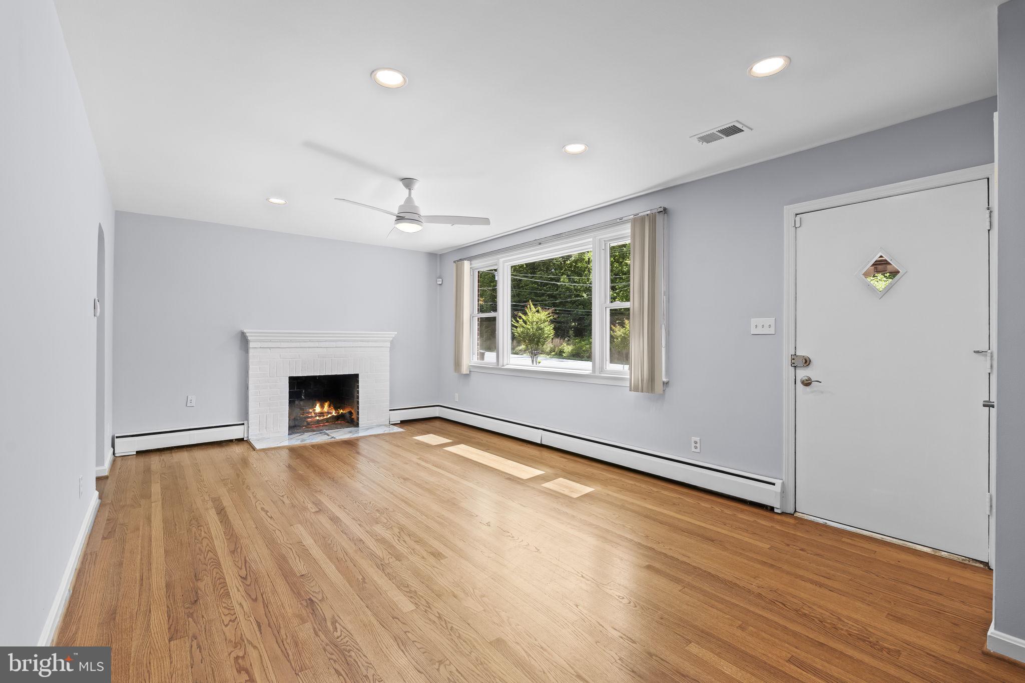 7109 Livingston Road Oxon Hill, MD 20745 - Photo 7 of 31 Living Room