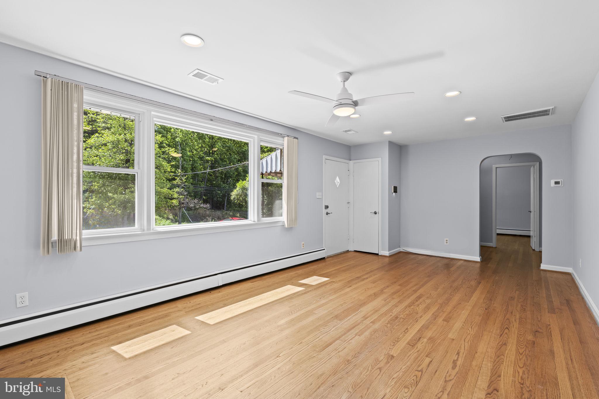 7109 Livingston Road Oxon Hill, MD 20745 - Photo 8 of 31 Living Room