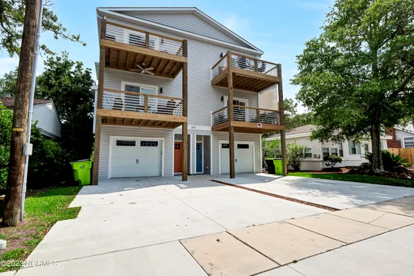 $3,000 | 305 Fayetteville Avenue, Unit 2, Carolina Beach, NC 28428