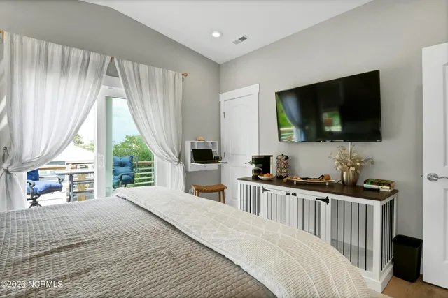 $3,000 | 305 Fayetteville Avenue, Unit 2, Carolina Beach, NC 28428