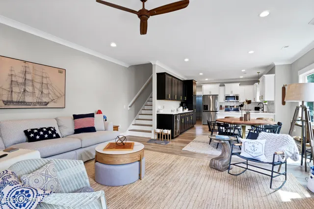 $3,000 | 305 Fayetteville Avenue, Unit 2, Carolina Beach, NC 28428