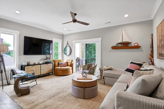 $3,000 | 305 Fayetteville Avenue, Unit 2, Carolina Beach, NC 28428