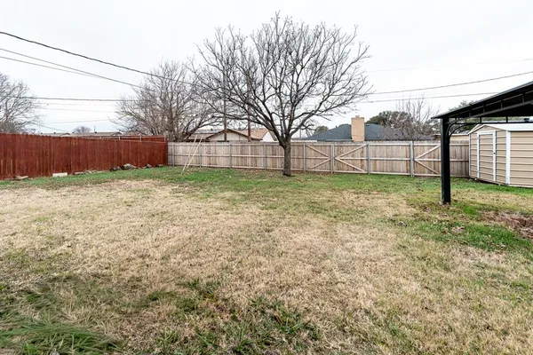 a view of a backyard