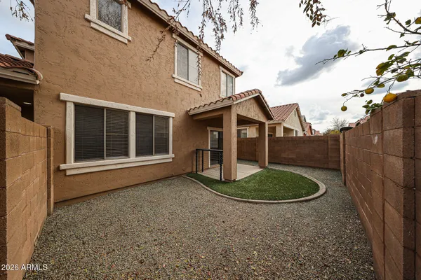 a view of a house with backyard