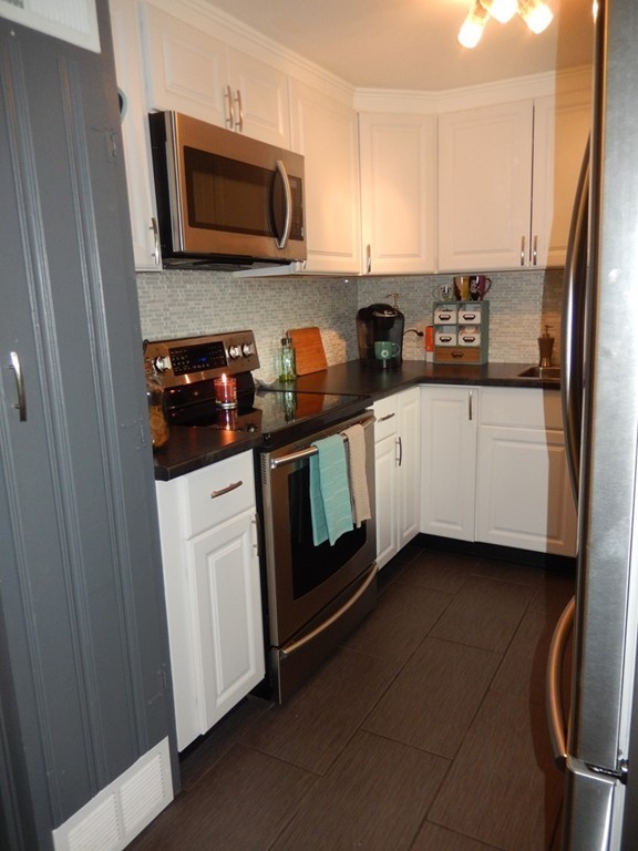 786 Bradley Road Springfield, MA 01109 - Photo 5 of 15 Gallery Image 5