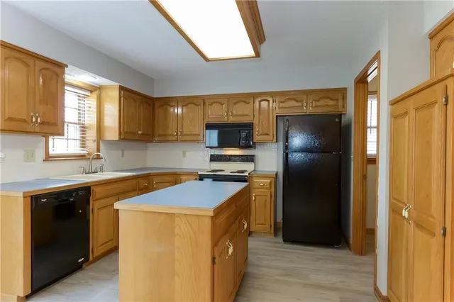 $2,725 | 5620 Meadow View Drive, Shawnee, KS 66226