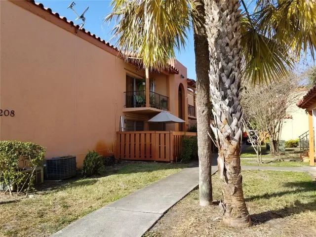 a view of a yard with plants