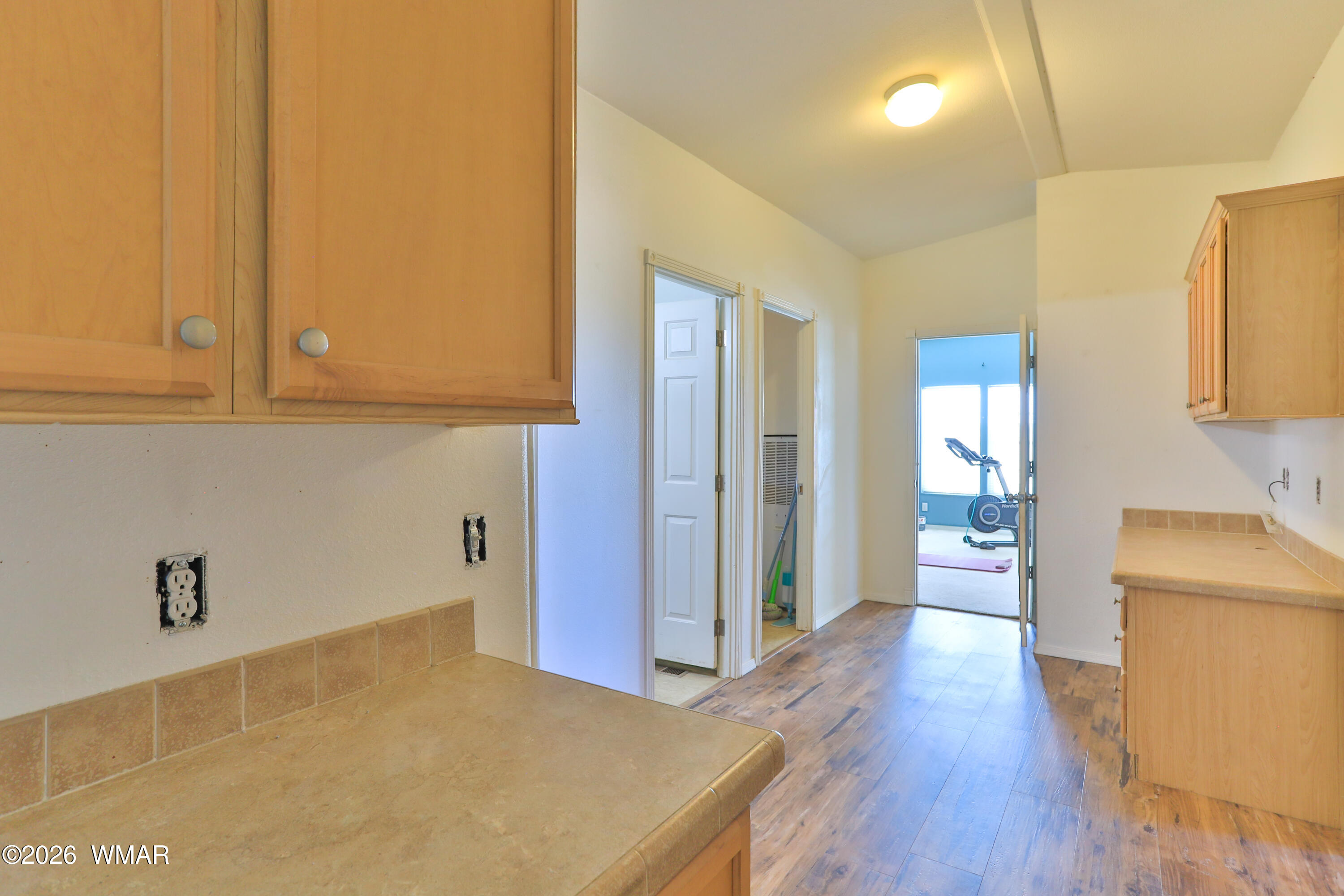 4402 McLaws Road Holbrook, AZ 86025 - Photo 27 of 46 Hallway (1)