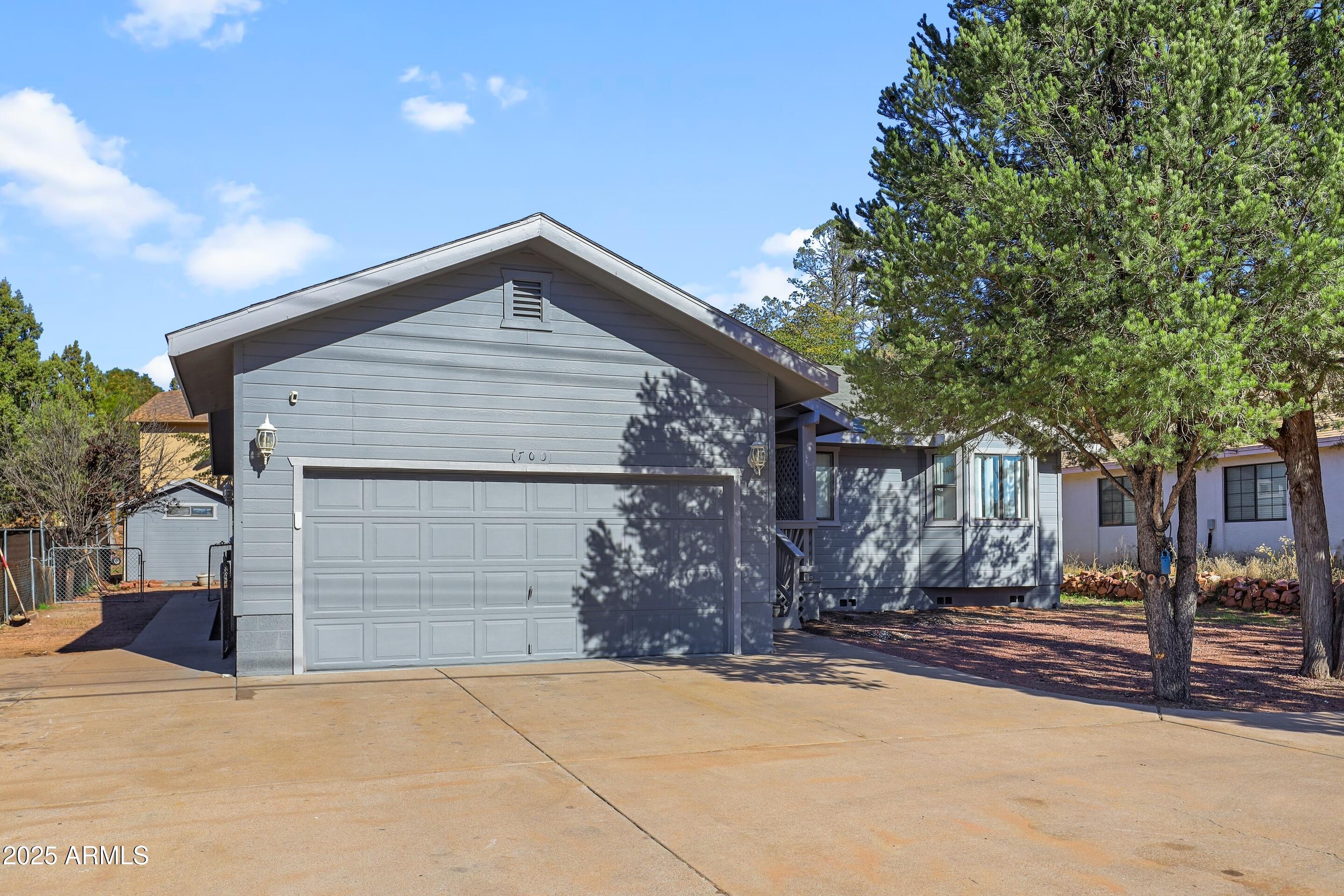 700 West Longhorn Road Payson, AZ 85541 - Photo 25 of 29 a front view of a house with a yard and garage