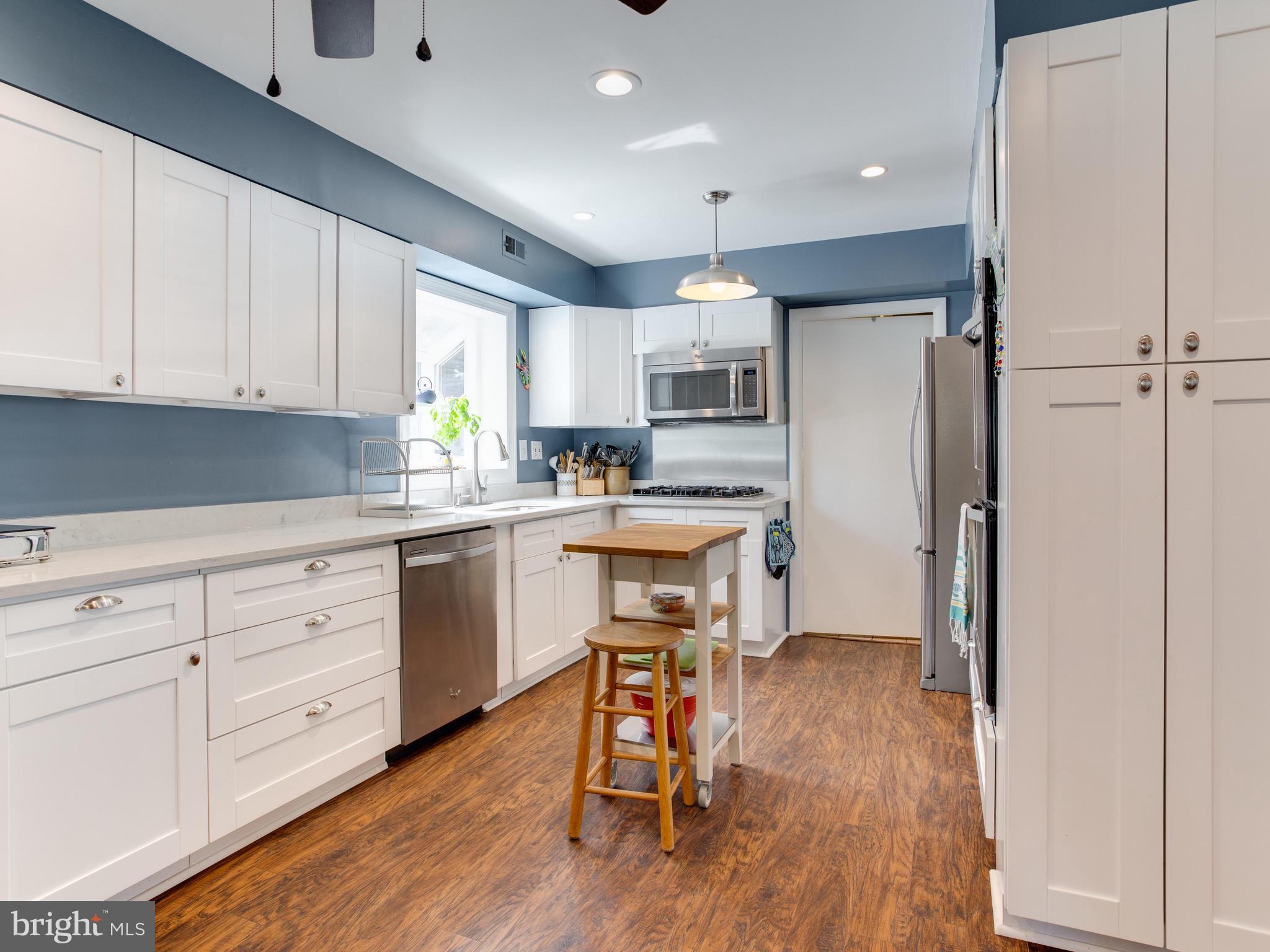 4515 Rising Lane Bowie, MD 20715 - Photo 26 of 50 Look at that long counter top!