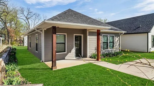 a view of a house with a yard