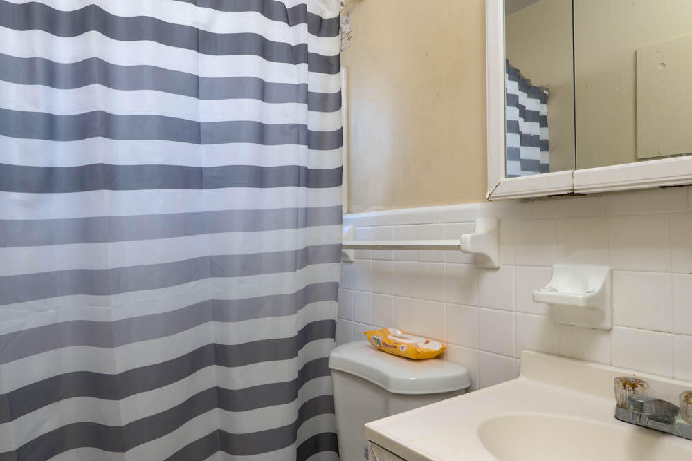 451-461 Silver Beach Road Riviera Beach, FL 33403 - Photo 28 of 29 Bathroom