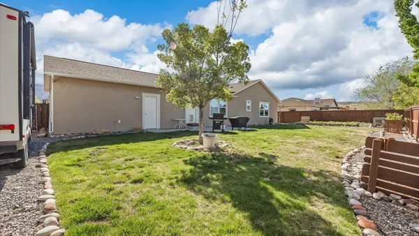 a view of backyard of the house
