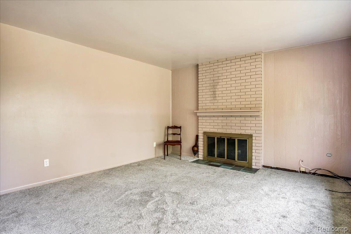 5073 West Harvard Road Clarkston, MI 48348 - Photo 4 of 47 Living room with firep