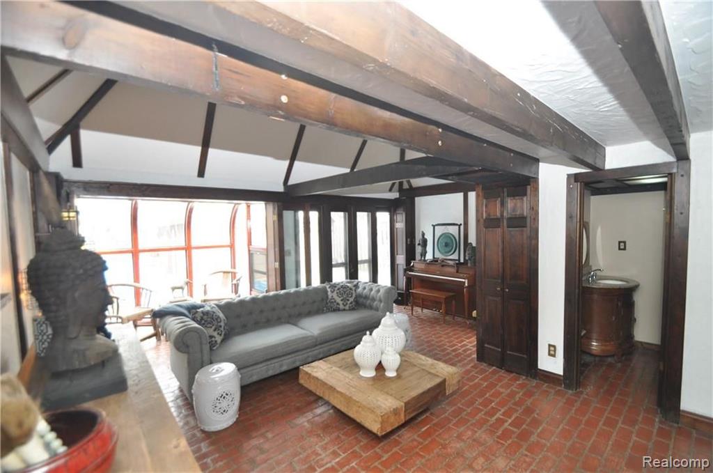 1540 Oxford Road Grosse Pointe Woods, MI 48236 - Photo 10 of 32