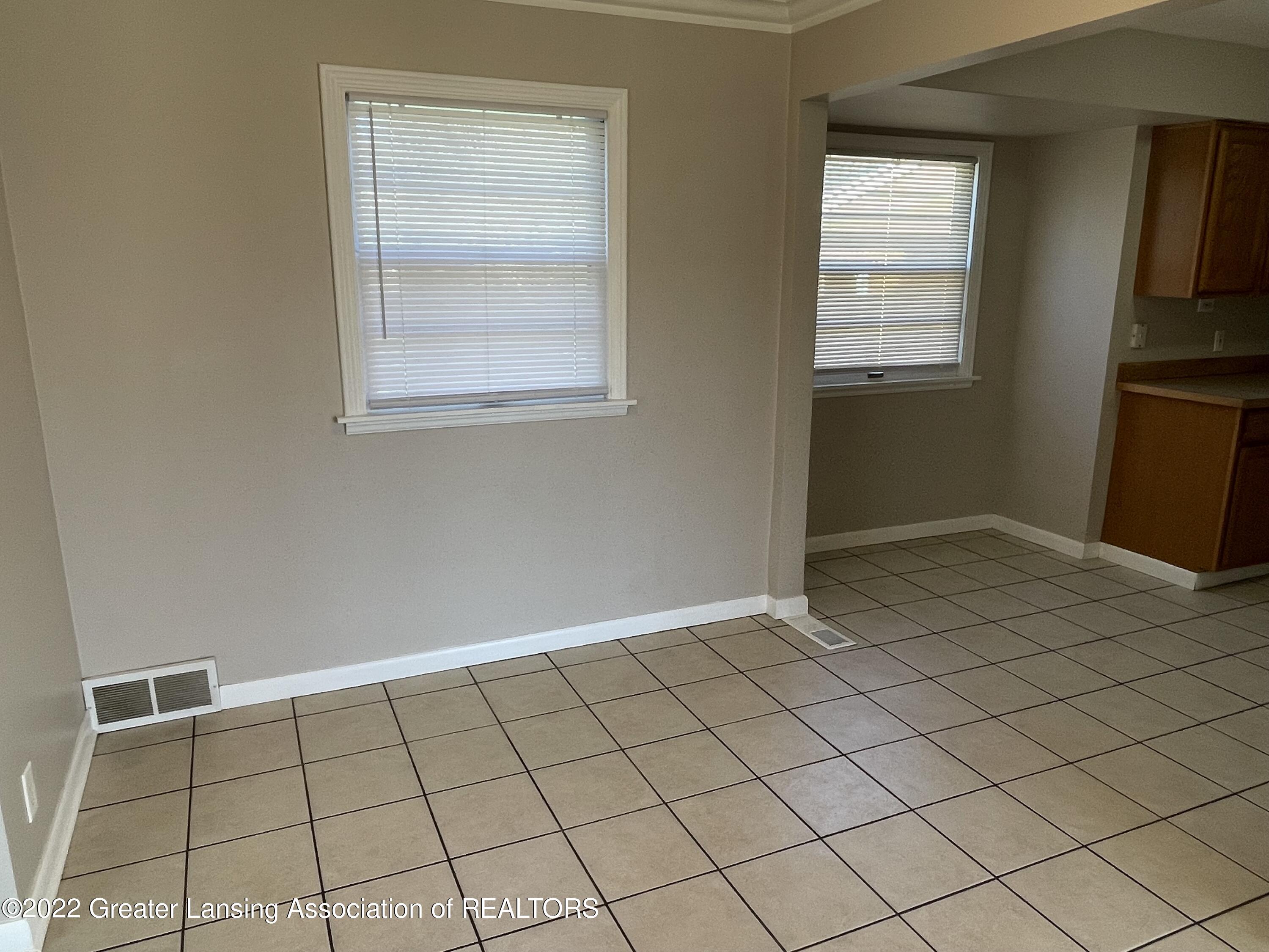 2310 Fairfax Road Lansing, MI 48910 - Photo 13 of 28 IMG_4123