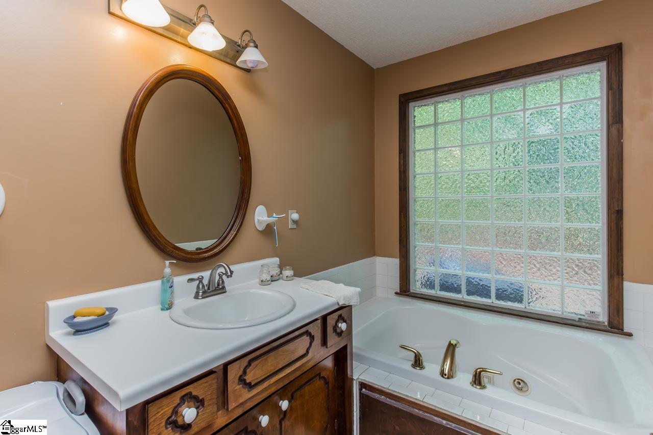 136 Wheeler Street Duncan, SC 29334 - Photo 6 of 30 Gallery Image 6